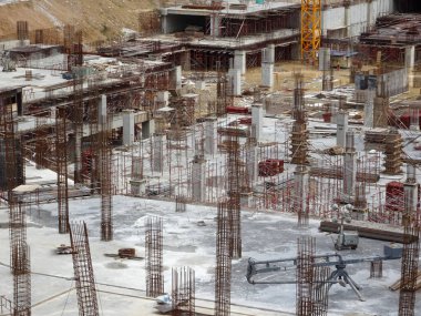 Kuala Lumpur, Malezya-16 Ağustos 2018: nerede sütun aktif olarak sağlanan levha üzerinde sonraki düzeyi için Şantiye hava görüntüsünü. İşçiler aşamalı olarak çalışıyoruz.