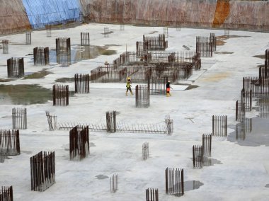 Kuala Lumpur, Malezya-16 Ağustos 2018: nerede sütun aktif olarak sağlanan levha üzerinde sonraki düzeyi için Şantiye hava görüntüsünü. İşçiler aşamalı olarak çalışıyoruz.