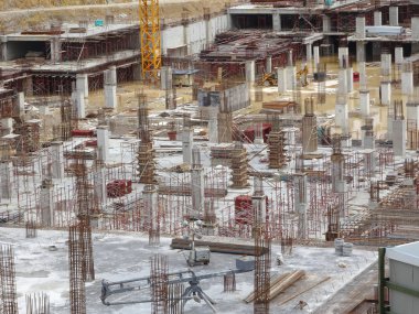 Kuala Lumpur, Malezya-16 Ağustos 2018: nerede sütun aktif olarak sağlanan levha üzerinde sonraki düzeyi için Şantiye hava görüntüsünü. İşçiler aşamalı olarak çalışıyoruz.