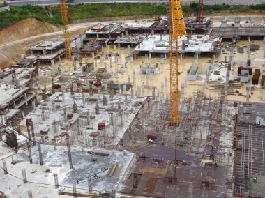 Kuala Lumpur, Malezya-16 Ağustos 2018: nerede sütun aktif olarak sağlanan levha üzerinde sonraki düzeyi için Şantiye hava görüntüsünü. İşçiler aşamalı olarak çalışıyoruz.