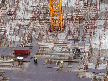 Kuala Lumpur, Malezya-16 Ağustos 2018: nerede sütun aktif olarak sağlanan levha üzerinde sonraki düzeyi için Şantiye hava görüntüsünü. İşçiler aşamalı olarak çalışıyoruz.