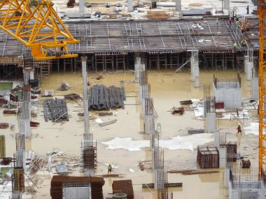 Kuala Lumpur, Malezya-16 Ağustos 2018: nerede sütun aktif olarak sağlanan levha üzerinde sonraki düzeyi için Şantiye hava görüntüsünü. İşçiler aşamalı olarak çalışıyoruz.