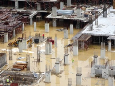 Kuala Lumpur, Malezya-16 Ağustos 2018: nerede sütun aktif olarak sağlanan levha üzerinde sonraki düzeyi için Şantiye hava görüntüsünü. İşçiler aşamalı olarak çalışıyoruz.