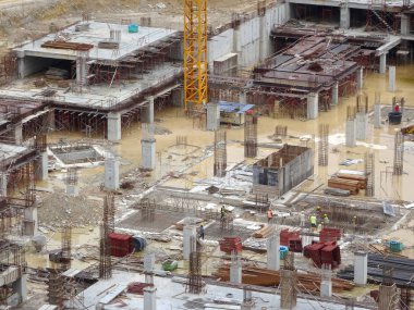 Kuala Lumpur, Malezya-16 Ağustos 2018: nerede sütun aktif olarak sağlanan levha üzerinde sonraki düzeyi için Şantiye hava görüntüsünü. İşçiler aşamalı olarak çalışıyoruz.