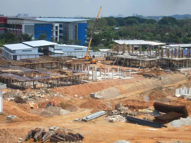 Kuala Lumpur, Malezya-16 Ağustos 2018: nerede sütun aktif olarak sağlanan levha üzerinde sonraki düzeyi için Şantiye hava görüntüsünü. İşçiler aşamalı olarak çalışıyoruz.