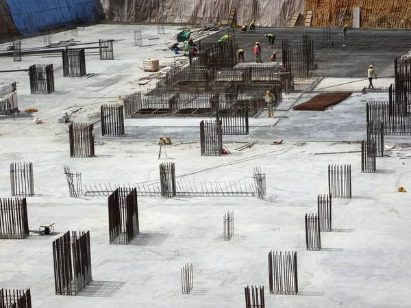 Kuala Lumpur, Malezya-16 Ağustos 2018: nerede sütun aktif olarak sağlanan levha üzerinde sonraki düzeyi için Şantiye hava görüntüsünü. İşçiler aşamalı olarak çalışıyoruz.