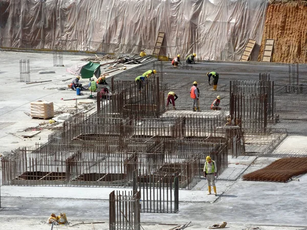 Kuala Lumpur, Malezya-16 Ağustos 2018: nerede sütun aktif olarak sağlanan levha üzerinde sonraki düzeyi için Şantiye hava görüntüsünü. İşçiler aşamalı olarak çalışıyoruz.