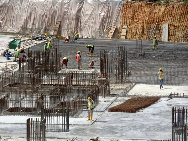 Kuala Lumpur, Malezya-16 Ağustos 2018: nerede sütun aktif olarak sağlanan levha üzerinde sonraki düzeyi için Şantiye hava görüntüsünü. İşçiler aşamalı olarak çalışıyoruz.