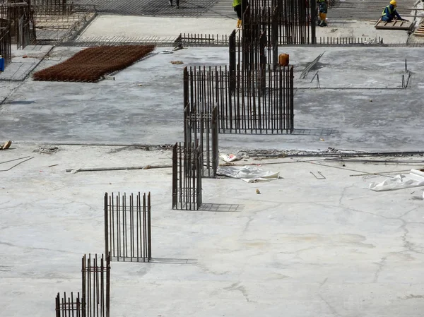 Kuala Lumpur, Malezya-16 Ağustos 2018: nerede sütun aktif olarak sağlanan levha üzerinde sonraki düzeyi için Şantiye hava görüntüsünü. İşçiler aşamalı olarak çalışıyoruz.