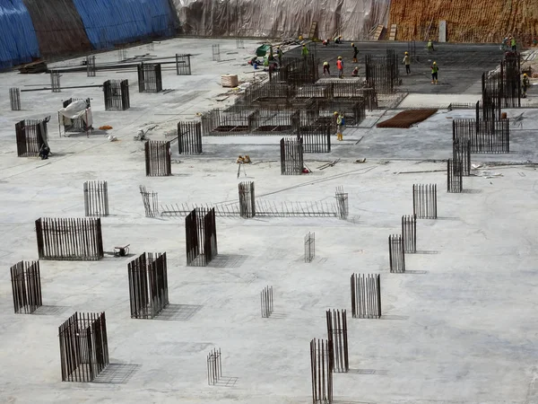 Kuala Lumpur, Malezya-16 Ağustos 2018: nerede sütun aktif olarak sağlanan levha üzerinde sonraki düzeyi için Şantiye hava görüntüsünü. İşçiler aşamalı olarak çalışıyoruz.