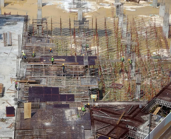 Kuala Lumpur, Malezya-16 Ağustos 2018: nerede sütun aktif olarak sağlanan levha üzerinde sonraki düzeyi için Şantiye hava görüntüsünü. İşçiler aşamalı olarak çalışıyoruz.