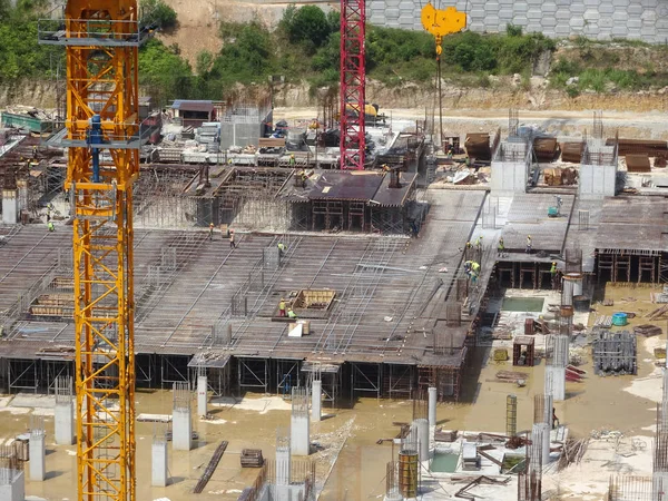 Kuala Lumpur, Malezya-16 Ağustos 2018: nerede sütun aktif olarak sağlanan levha üzerinde sonraki düzeyi için Şantiye hava görüntüsünü. İşçiler aşamalı olarak çalışıyoruz.