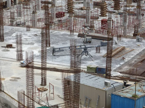 Kuala Lumpur, Malezya-16 Ağustos 2018: nerede sütun aktif olarak sağlanan levha üzerinde sonraki düzeyi için Şantiye hava görüntüsünü. İşçiler aşamalı olarak çalışıyoruz.