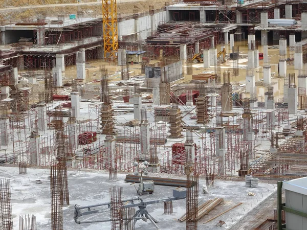 Kuala Lumpur, Malezya-16 Ağustos 2018: nerede sütun aktif olarak sağlanan levha üzerinde sonraki düzeyi için Şantiye hava görüntüsünü. İşçiler aşamalı olarak çalışıyoruz.