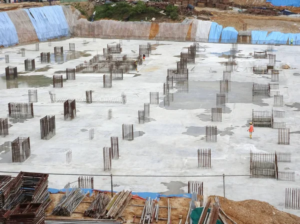 Kuala Lumpur, Malezya-16 Ağustos 2018: nerede sütun aktif olarak sağlanan levha üzerinde sonraki düzeyi için Şantiye hava görüntüsünü. İşçiler aşamalı olarak çalışıyoruz.