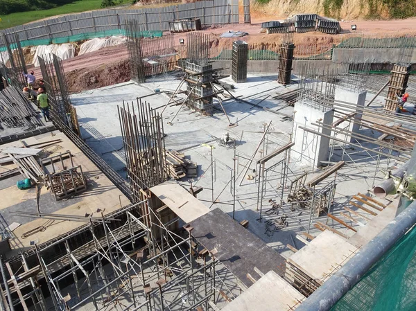 Kuala Lumpur, Malezya-16 Ağustos 2018: nerede sütun aktif olarak sağlanan levha üzerinde sonraki düzeyi için Şantiye hava görüntüsünü. İşçiler aşamalı olarak çalışıyoruz.