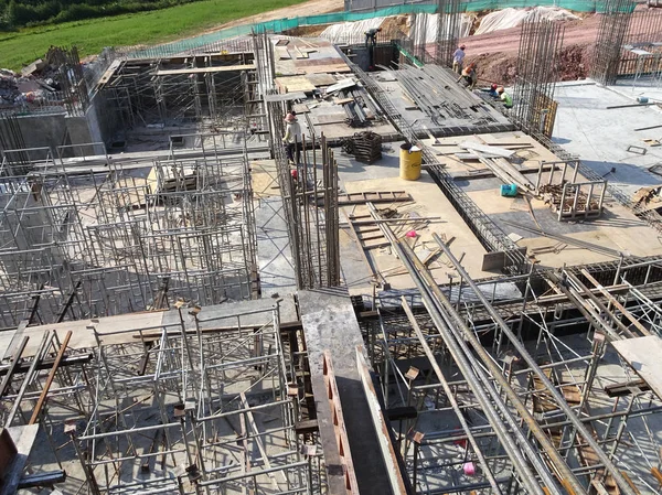 Kuala Lumpur, Malezya-16 Ağustos 2018: nerede sütun aktif olarak sağlanan levha üzerinde sonraki düzeyi için Şantiye hava görüntüsünü. İşçiler aşamalı olarak çalışıyoruz.