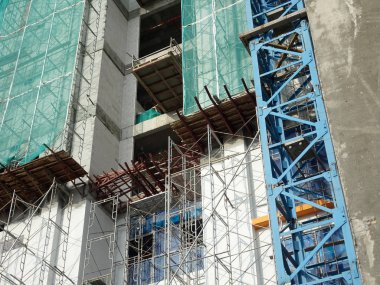 Kuala Lumpur, Malezya-29 Mart 2018: yakalamak platform veya diğer inşaat projeksiyon bir bina yüzünden. Bireyler ve Emlak inşaat sırasında düşen enkaz korumak olduğunu. 