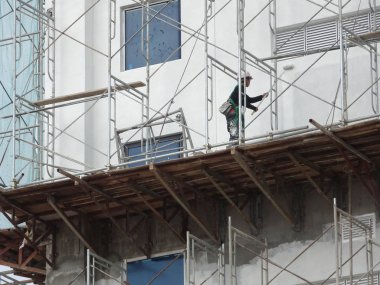 Kuala Lumpur, Malezya-29 Mart 2018: yakalamak platform veya diğer inşaat projeksiyon bir bina yüzünden. Bireyler ve Emlak inşaat sırasında düşen enkaz korumak olduğunu. 