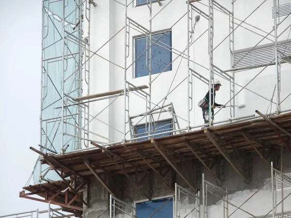 Kuala Lumpur, Malezya-29 Mart 2018: yakalamak platform veya diğer inşaat projeksiyon bir bina yüzünden. Bireyler ve Emlak inşaat sırasında düşen enkaz korumak olduğunu. 