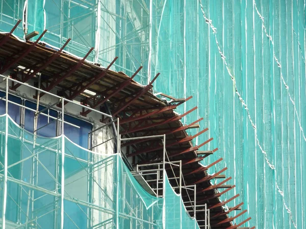 Kuala Lumpur, Malezya-29 Mart 2018: yakalamak platform veya diğer inşaat projeksiyon bir bina yüzünden. Bireyler ve Emlak inşaat sırasında düşen enkaz korumak olduğunu. 