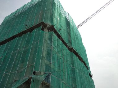 Kuala Lumpur, Malezya-29 Mart 2018: yakalamak platform veya diğer inşaat projeksiyon bir bina yüzünden. Bireyler ve Emlak inşaat sırasında düşen enkaz korumak olduğunu. 