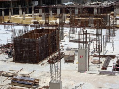 Kuala Lumpur, Malezya-1 Haziran 2018: bina yapısı inşaat sahasında bir parçası olarak takviye beton sütun. Sütun inşaat sonraki aşama için hazır üzerinde takviye çubuğu.