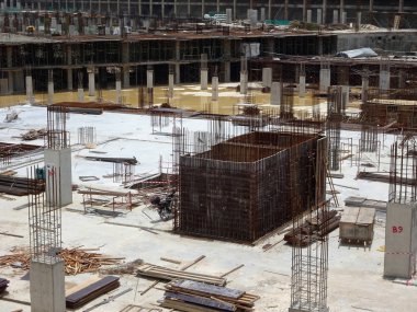 Kuala Lumpur, Malezya-1 Haziran 2018: bina yapısı inşaat sahasında bir parçası olarak takviye beton sütun. Sütun inşaat sonraki aşama için hazır üzerinde takviye çubuğu.