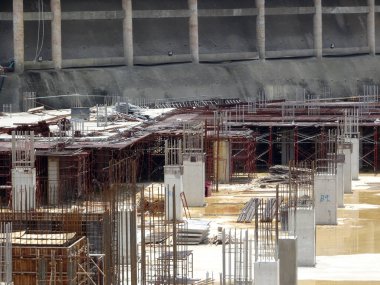Kuala Lumpur, Malezya-1 Haziran 2018: bina yapısı inşaat sahasında bir parçası olarak takviye beton sütun. Sütun inşaat sonraki aşama için hazır üzerinde takviye çubuğu.