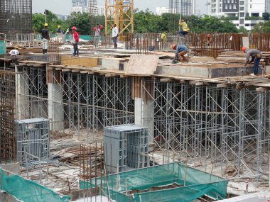 Kuala Lumpur, Malezya-1 Haziran 2018: bina yapısı inşaat sahasında bir parçası olarak takviye beton sütun. Sütun inşaat sonraki aşama için hazır üzerinde takviye çubuğu.