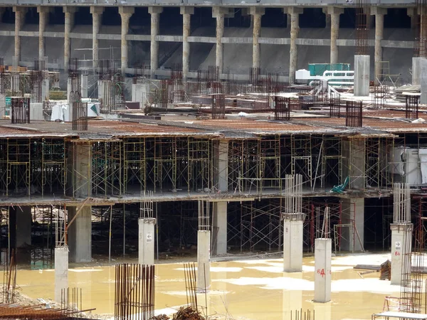 Kuala Lumpur, Malezya-1 Haziran 2018: bina yapısı inşaat sahasında bir parçası olarak takviye beton sütun. Sütun inşaat sonraki aşama için hazır üzerinde takviye çubuğu.