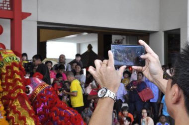 Kuala Lumpur, Malezya-31 Ağustos 2016: toplum içinde resim çekmek için cep telefonunu kullanan bir adam. 
