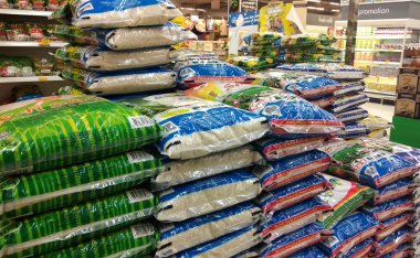 Kuala Lumpur, Malezya-5 Temmuz 2018: pirinç plastik ambalaj içinde Satılık süpermarket içinde yığılmış.