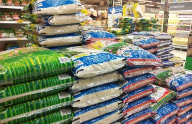 Kuala Lumpur, Malezya-5 Temmuz 2018: pirinç plastik ambalaj içinde Satılık süpermarket içinde yığılmış.