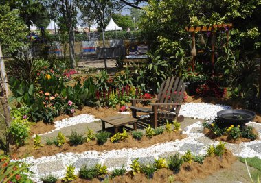 Putrajaya, Malezya-26 Ağustos 2018: mix çiçek Floria Garden, Putrajaya, Malezya ve geri dönüşüm malzeme yapılan küçük cep Bahçe.  