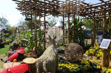 Putrajaya, Malezya-26 Ağustos 2018: mix çiçek Floria Garden, Putrajaya, Malezya ve geri dönüşüm malzeme yapılan küçük cep Bahçe.  