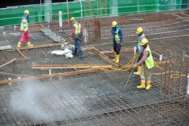 Kuala Lumpur, Malezya-16 Haziran 2018: yapım aşamasında form takviye beton için kat döşeme ve kiriş takviye bar. İnşaat işçileri birlikte küçük teller kullanarak bağlı. 