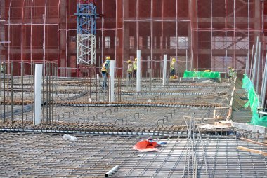 Kuala Lumpur, Malezya-16 Haziran 2018: yapım aşamasında form takviye beton için kat döşeme ve kiriş takviye bar. İnşaat işçileri birlikte küçük teller kullanarak bağlı. 