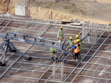 Kuala Lumpur, Malezya-16 Haziran 2018: yapım aşamasında form takviye beton için kat döşeme ve kiriş takviye bar. İnşaat işçileri birlikte küçük teller kullanarak bağlı. 