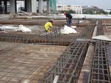 Kuala Lumpur, Malezya-16 Haziran 2018: yapım aşamasında form takviye beton için kat döşeme ve kiriş takviye bar. İnşaat işçileri birlikte küçük teller kullanarak bağlı. 