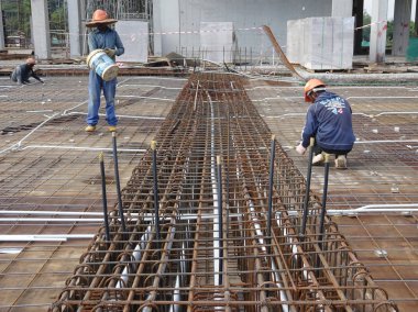 Kuala Lumpur, Malezya-16 Haziran 2018: yapım aşamasında form takviye beton için kat döşeme ve kiriş takviye bar. İnşaat işçileri birlikte küçük teller kullanarak bağlı. 