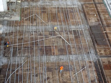 Kuala Lumpur, Malezya-16 Haziran 2018: yapım aşamasında form takviye beton için kat döşeme ve kiriş takviye bar. İnşaat işçileri birlikte küçük teller kullanarak bağlı. 