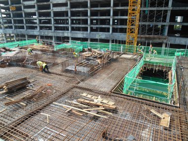 Kuala Lumpur, Malezya-16 Haziran 2018: yapım aşamasında form takviye beton için kat döşeme ve kiriş takviye bar. İnşaat işçileri birlikte küçük teller kullanarak bağlı. 