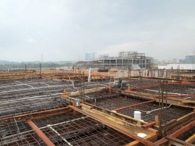 Kuala Lumpur, Malezya-16 Haziran 2018: yapım aşamasında form takviye beton için kat döşeme ve kiriş takviye bar. İnşaat işçileri birlikte küçük teller kullanarak bağlı. 