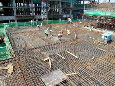 Kuala Lumpur, Malezya-16 Haziran 2018: yapım aşamasında form takviye beton için kat döşeme ve kiriş takviye bar. İnşaat işçileri birlikte küçük teller kullanarak bağlı. 