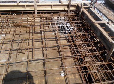 Kuala Lumpur, Malezya-16 Haziran 2018: yapım aşamasında form takviye beton için kat döşeme ve kiriş takviye bar. İnşaat işçileri birlikte küçük teller kullanarak bağlı. 
