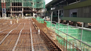 Kuala Lumpur, Malezya-16 Haziran 2018: yapım aşamasında form takviye beton için kat döşeme ve kiriş takviye bar. İnşaat işçileri birlikte küçük teller kullanarak bağlı. 