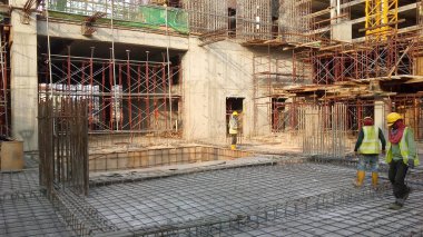 Kuala Lumpur, Malezya-16 Haziran 2018: yapım aşamasında form takviye beton için kat döşeme ve kiriş takviye bar. İnşaat işçileri birlikte küçük teller kullanarak bağlı. 