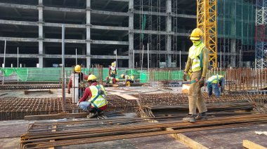 Kuala Lumpur, Malezya-16 Haziran 2018: yapım aşamasında form takviye beton için kat döşeme ve kiriş takviye bar. İnşaat işçileri birlikte küçük teller kullanarak bağlı. 