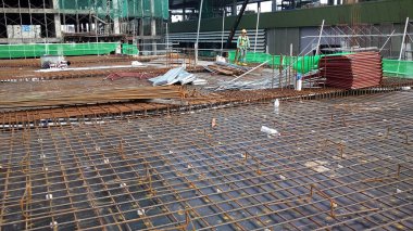 Kuala Lumpur, Malezya-16 Haziran 2018: yapım aşamasında form takviye beton için kat döşeme ve kiriş takviye bar. İnşaat işçileri birlikte küçük teller kullanarak bağlı. 